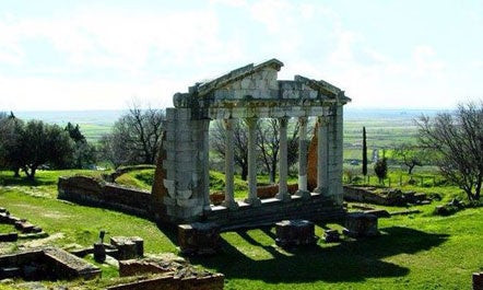 Έχουν κατακλέψει την αρχαία Απολλωνία στην Αλβανία οι συμμορίες με παράνομες ανασκαφές εξαφανίζοντας πολλά  ευρήματα